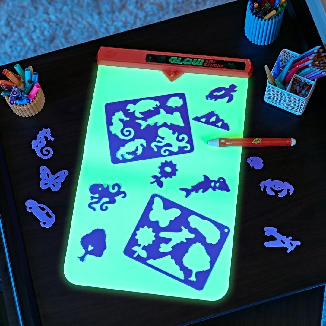 Crayola Travel Glow Art Studio, Glow in The Dark Toys, Kids Gifts for Girls and Boys, Ages 6, 7, 8, 9(Art Studio)
